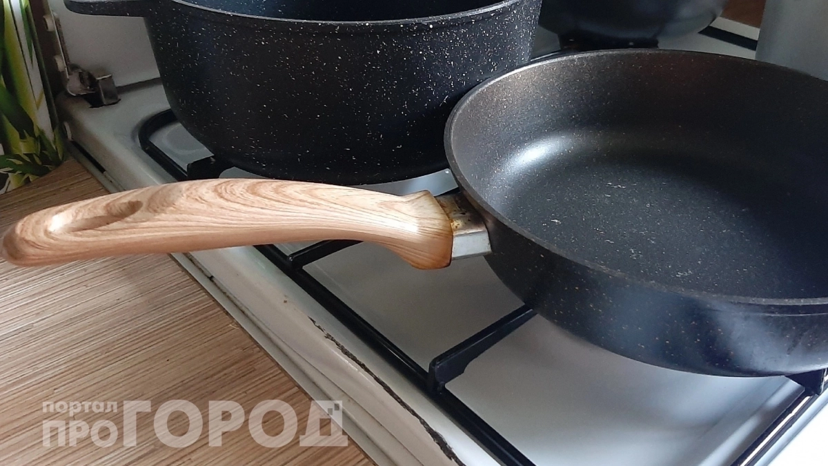 Сковородки блестят как новые после этого простого приема: весь застарелый нагар отходит без единой капли химии