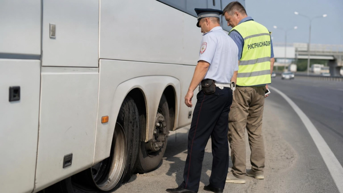 На трассе Уфа — Оренбург проверяют автобусы и такси на документы