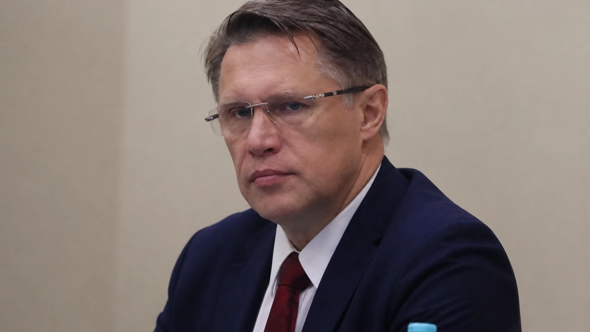 Михаил Мурашко оказал помощь пассажиру с резким скачком давления на рейсе