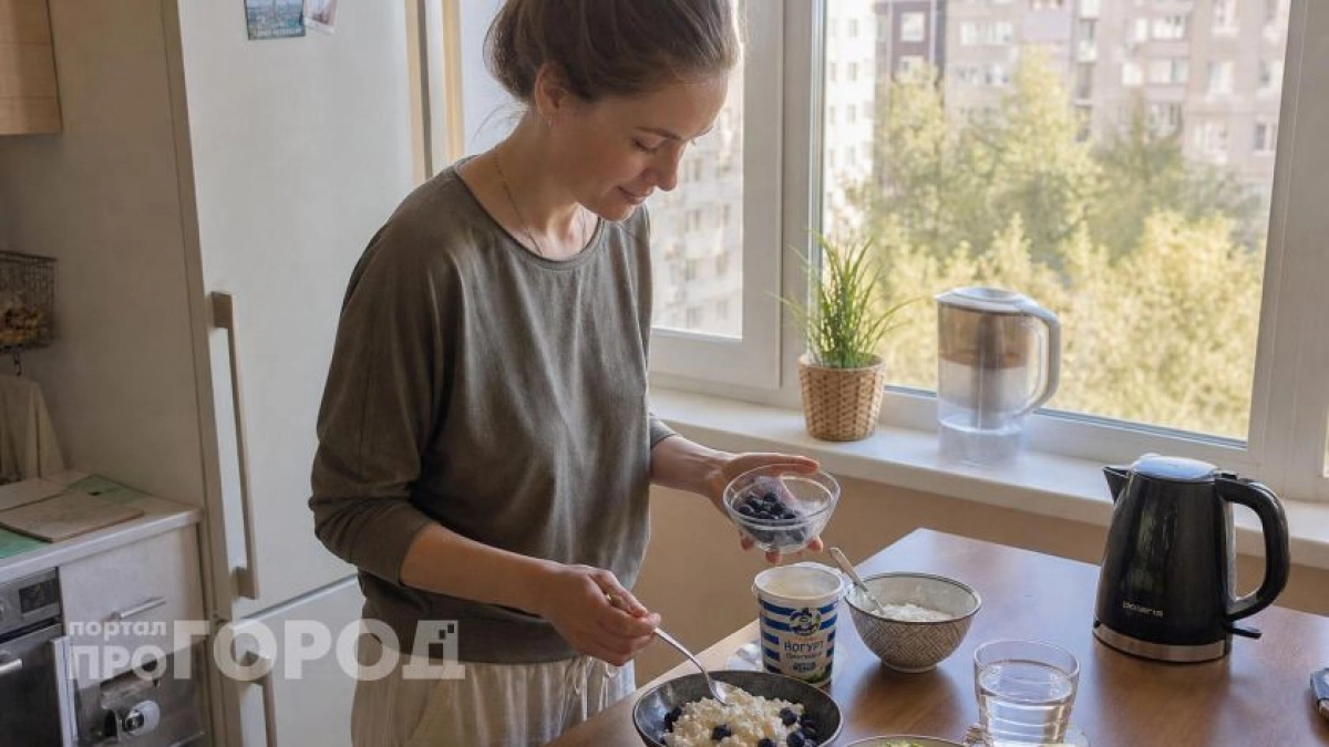 Хватит пить кофе по утрам: вот 5 бюджетных продуктов для мощного заряда энергии без сонливости после обеда