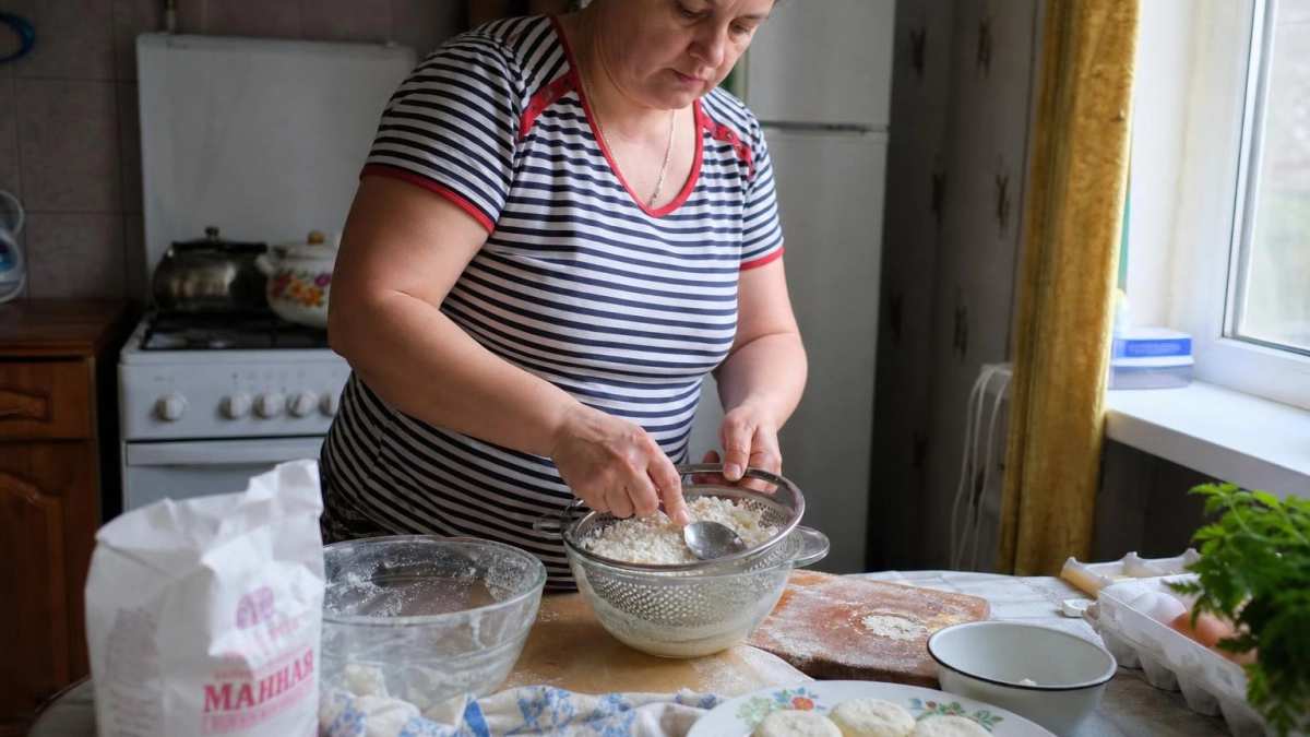 Перестаньте добавлять муку в сырники: раскройте один трюк с творогом для текстуры нежного домашнего суфле