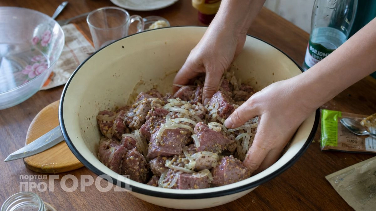 Хватит мучить мясо уксусом: один доступный продукт сделает шашлык нежнее масла и подарит ресторанный вкус