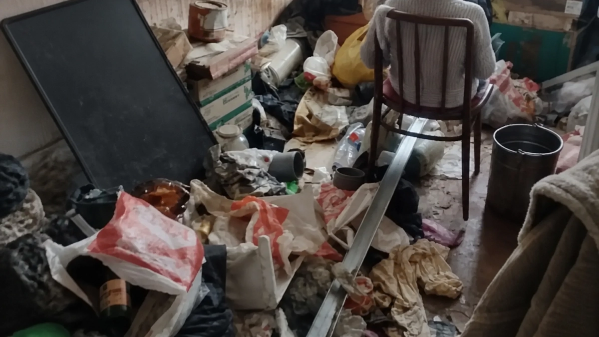 В Уфе приставы убрали захламленную квартиру после жалоб соседей и штрафов