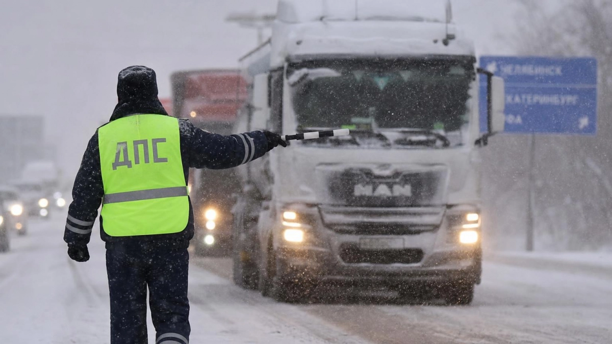 На трассе М-5 в Башкирии из-за снега ограничили движение автобусов и грузовиков