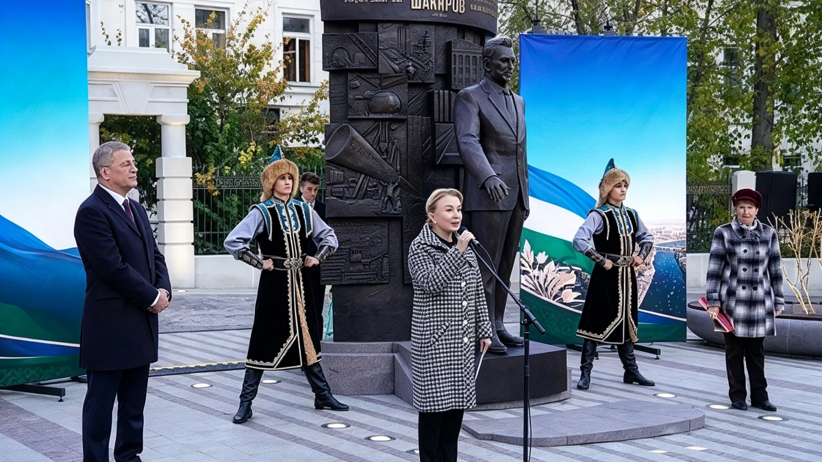 В Уфе открыли памятник Мидхату Шакирову к 110-летию со дня его рождения