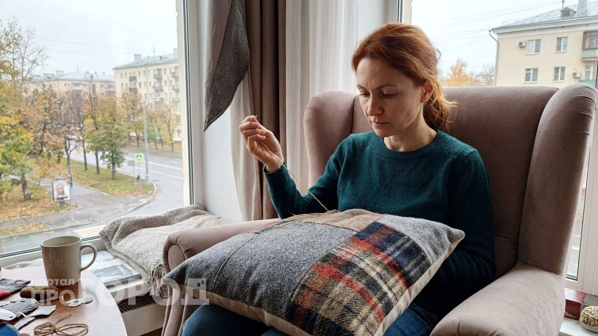 Перестаньте выбрасывать старые свитеры: показываю как превратить их в уютный плед за один свободный вечер