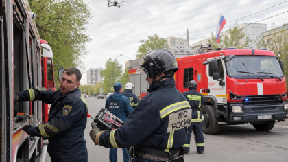 Дрон вышел из-под контроля на учениях МЧС в Уфе и врезался в машину