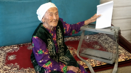 В Башкирии 100-летняя учительница родителей Хабирова проголосовала на дому
